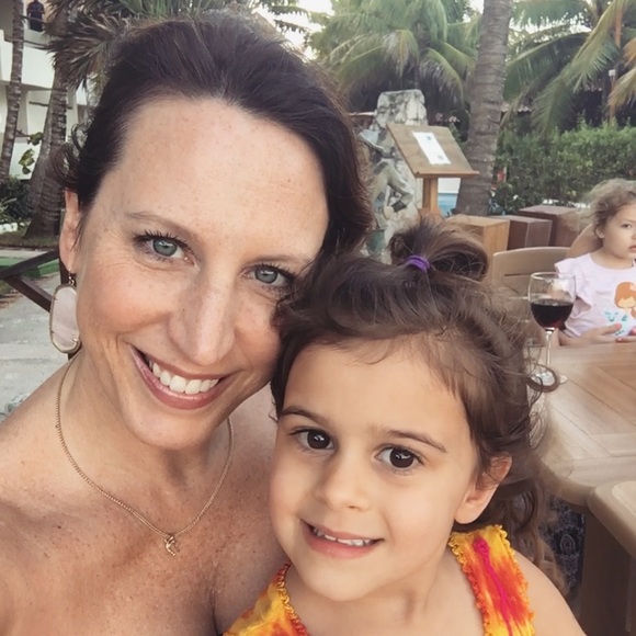 Meet your Posher, Cecelia - Picture 2 of 4